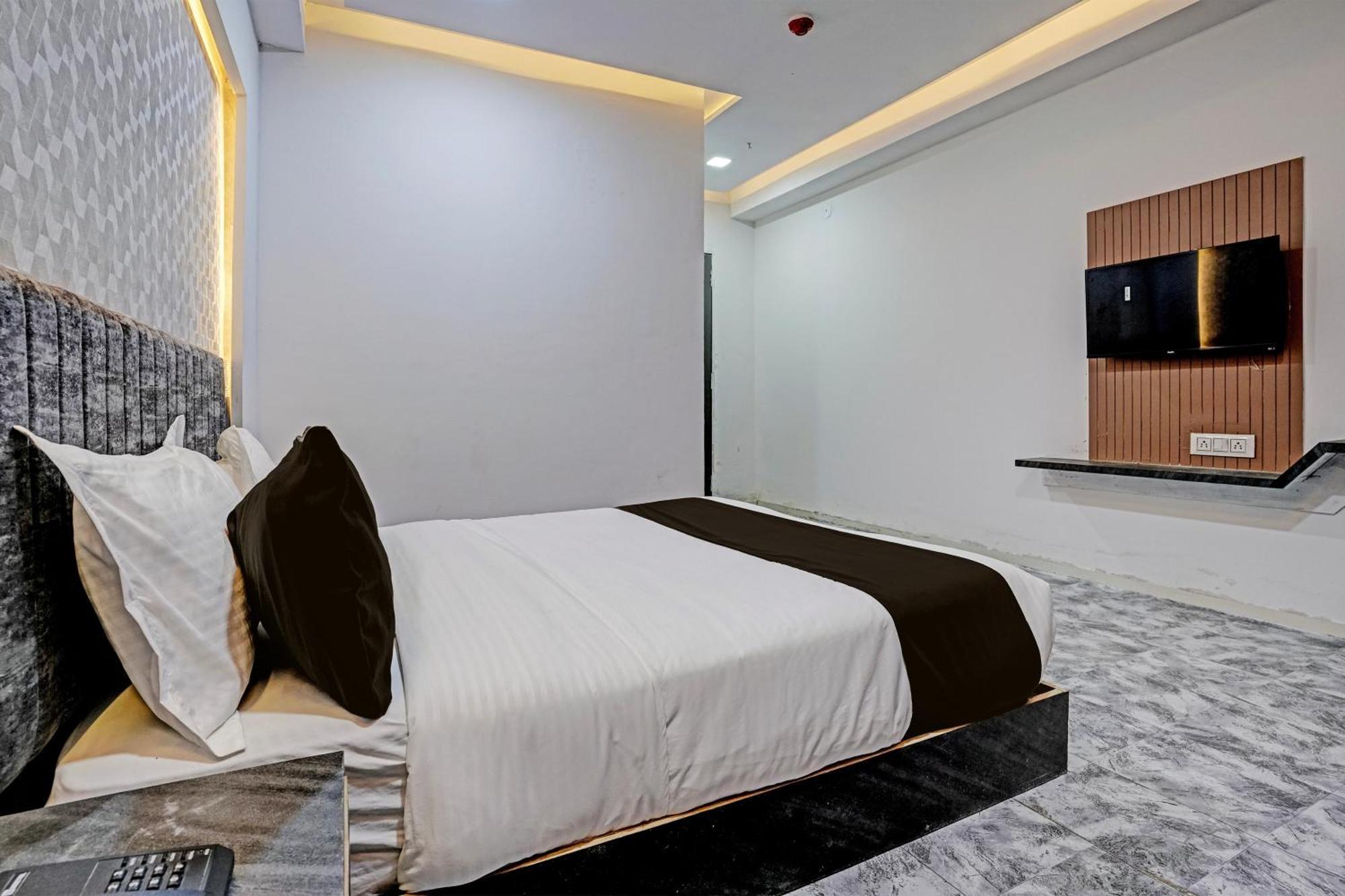 Hotel O Star Galaxy Surat Exterior foto