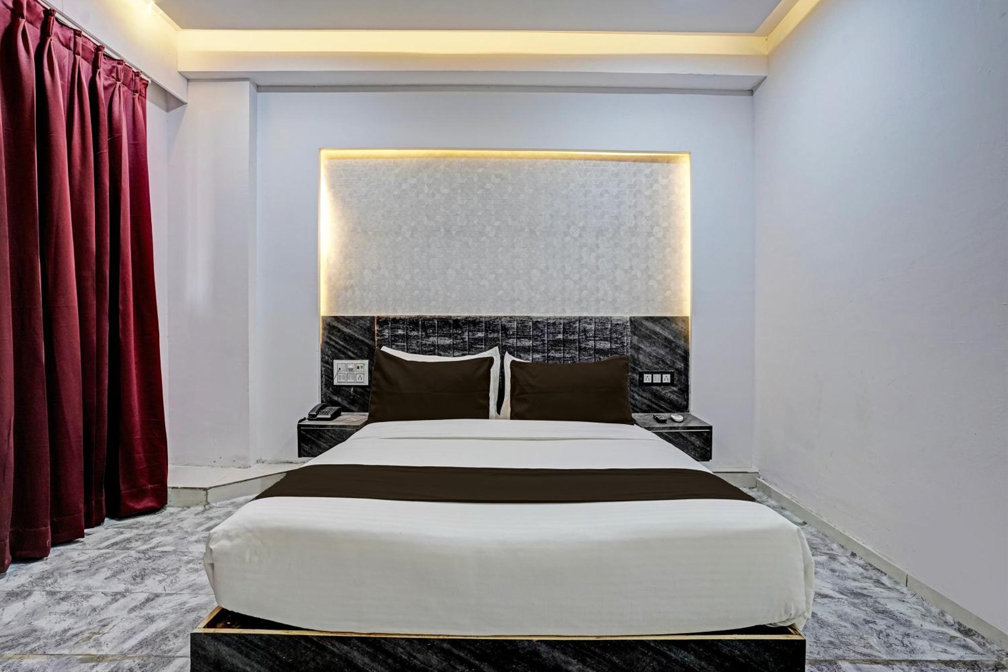 Hotel O Star Galaxy Surat Exterior foto