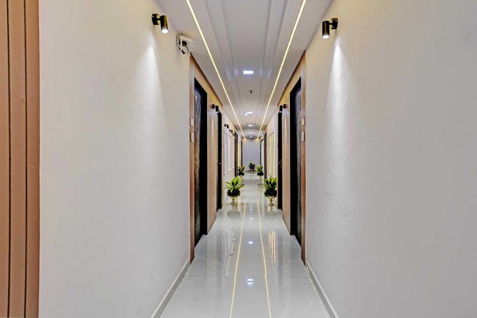 Hotel O Star Galaxy Surat Exterior foto