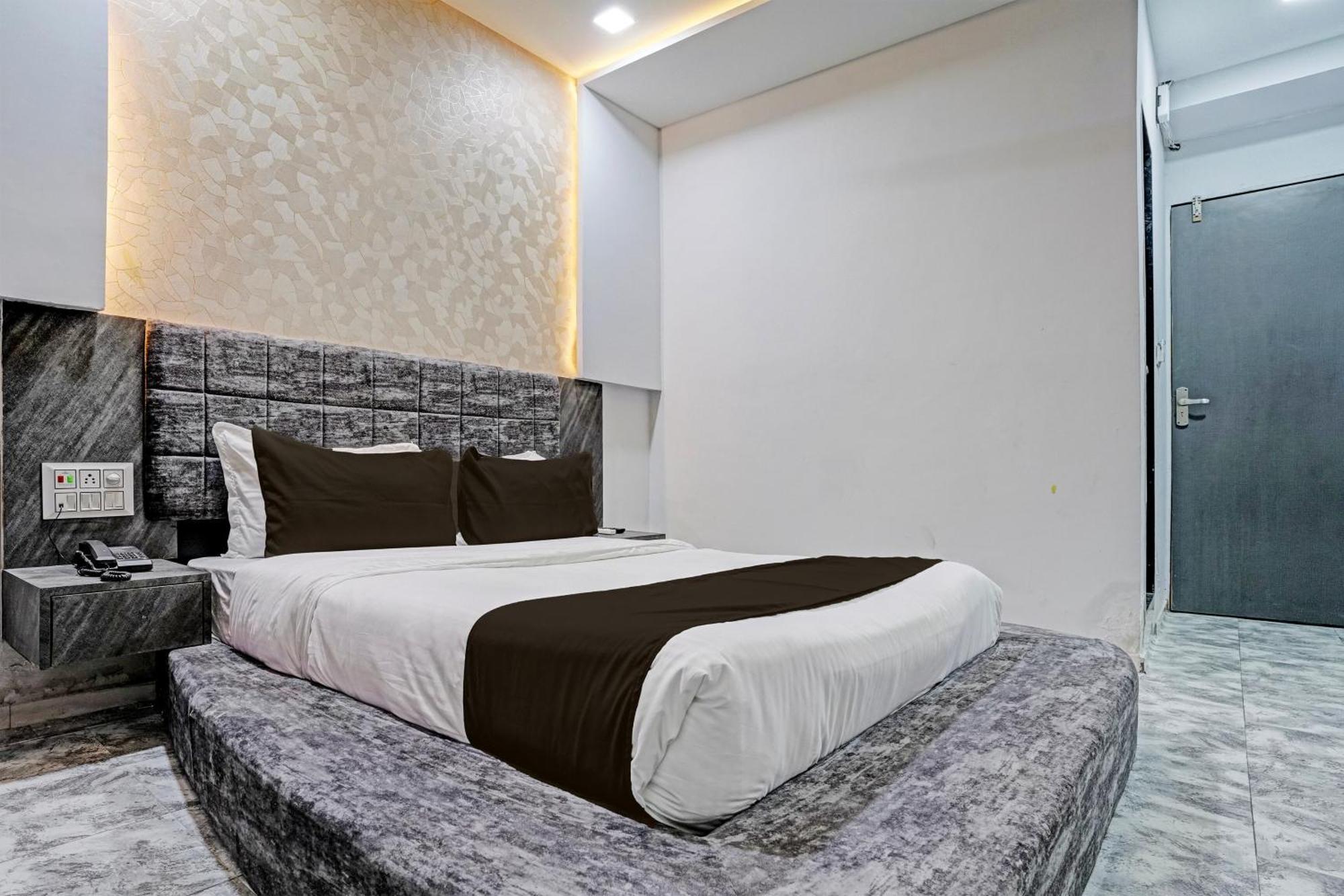 Hotel O Star Galaxy Surat Exterior foto